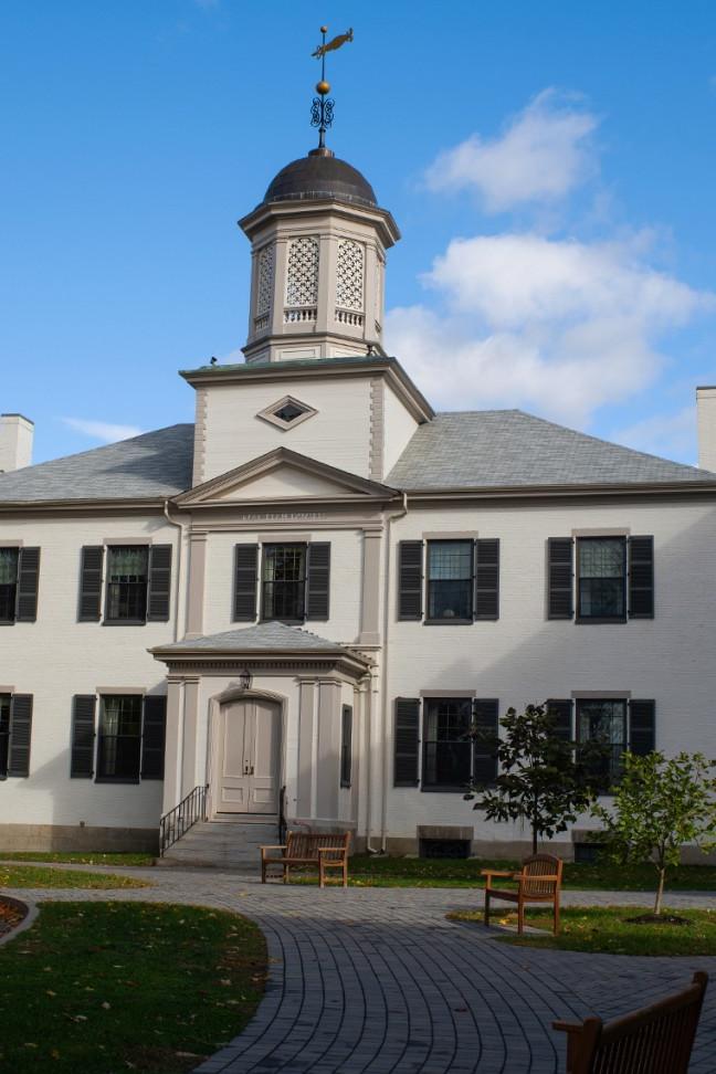 Exterior photo of 校友 Hall on U N E's Portland campus